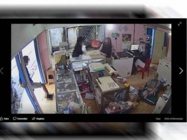 Tindakan kejam lelaki itu dirakam CCTV di kedai milik Dahliana. - Foto Kompas