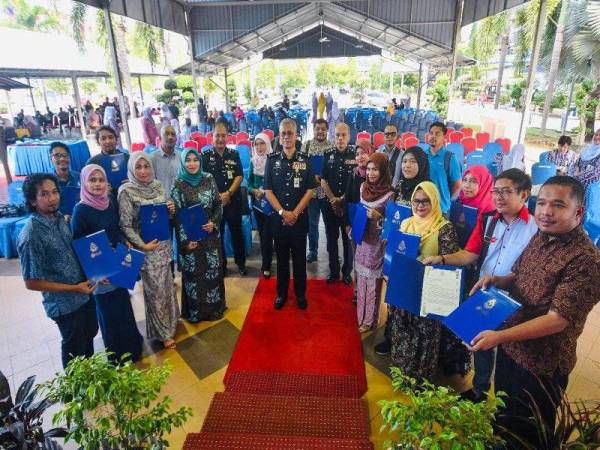 Para pengamal media yang menerima sijil penghargaan daripada Hasanuddin bergambar kenangan sebelum beliau bertukar ke Kedah selepas ini.