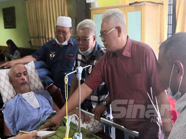 Noh (kanan) berkunjung ke rumah Hashim yang kini terlantar akibat strok sejak Oktober tahun lalu.