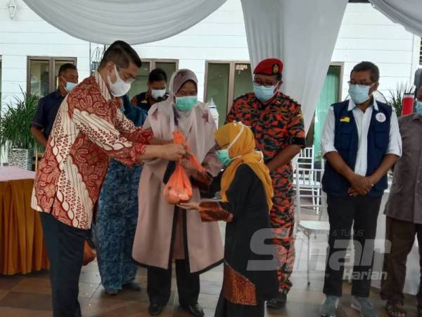 Mohamed Azmin menyampaikan daging korban kepada asnaf pada program korban perdana Penggerak Komuniti Negara, Negeri Sembilan di Laman D'Permai, Juasseh hari ini. 