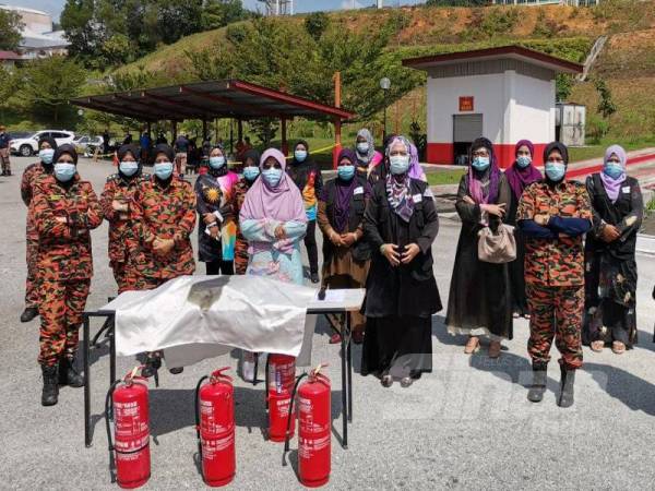 Haniza (tiga dari kiri) menghadiri Majlis Korban Persatuan Suri dan Anggota Wanita Bomba dan Penyelamat (Perisma) dan Nation of Women (NOW) dan Kempen Keselamatan Kebakaran di BBP Meri Raya hari ini. 