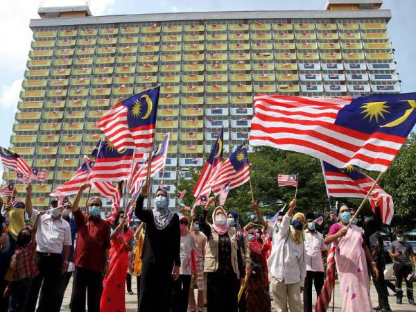 Nolee Ashilin (lima,kiri) mengibarkan Jalur Gemilang pada Program Mengibar Jalur Gemilang anjuran Gabungan NGO Prihatin Perak dengan kerjasama Majlis Bandaraya Ipoh dan Rukun Tetangga Kinta Heights di Pangsapuri Kinta Heights, Ipoh hari ini. - Foto Bernama