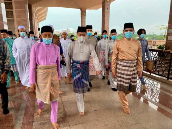 Dari kiri, Dr Mahathir, Mohamed Azmin Ali dan Mohd Radzi Md Jidin berjalan masuk menuju ke ruang solat utama Masjid Putra untuk menunaikan solat sunat Aidiladha di Putrajaya, kelmarin. - Foto Facebook Saya Sayang Dr Mahathir