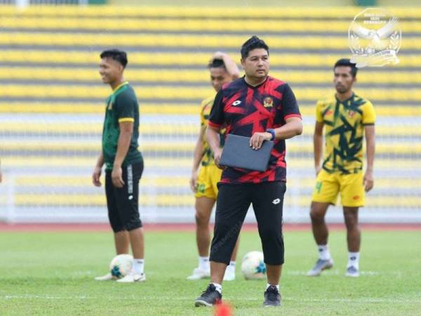 Aidil Sharin ketika mengendalikan latihan skuad Lang Merah sebagai persiapan menjelang sepak mula baki saingan Liga-M yang dijadualkan pada 26 Ogos ini. - Foto FA Kedah