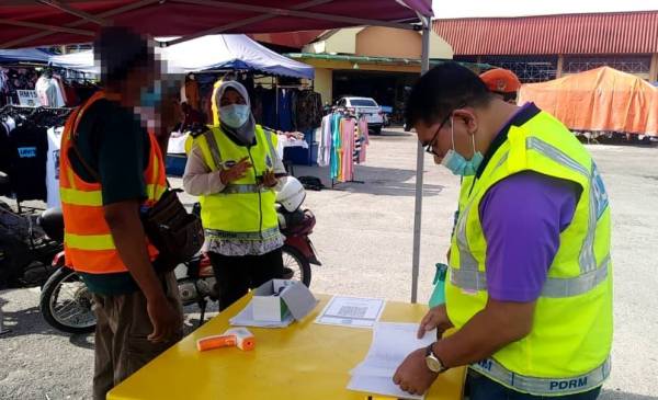 Anggota bertugas membuat pemantauan di Pasar Awam Kulim pagi tadi.