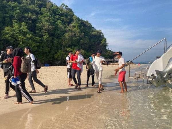 Antara perkhidmatan disediakan Kapas Coral Beach Resort dan MGH Boat Services di Pulau Kapas.