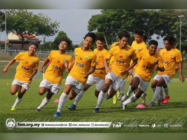 Luqman Hakim bersama pemain lain giat menjalani latihan pada hari pertama sesi latihan Fasa 2 di Padang PKNS 2, hari ini. Foto: FB FAM