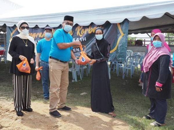 Ramli (dua dari kiri) mengagihkan sumbangan daging korban kepada komuniti di Seksyen 6, Bandar Rinching, Semenyih semalam.