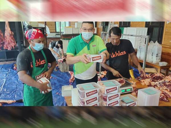 Mohd Jazri (tengah) bersama sukarelawan ketika membungkus daging korban untuk diagihkan kepada golongan asnaf.