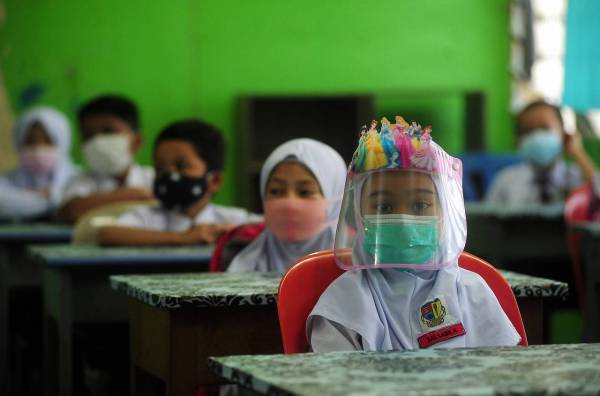 KPM akan berbincang bersama pihak berkaitan jika terdapat keperluan menutup sekolah bagi mencegah penularan koronavirus (Covid-19) di kawasan yang terlibat. Foto fail Bernama