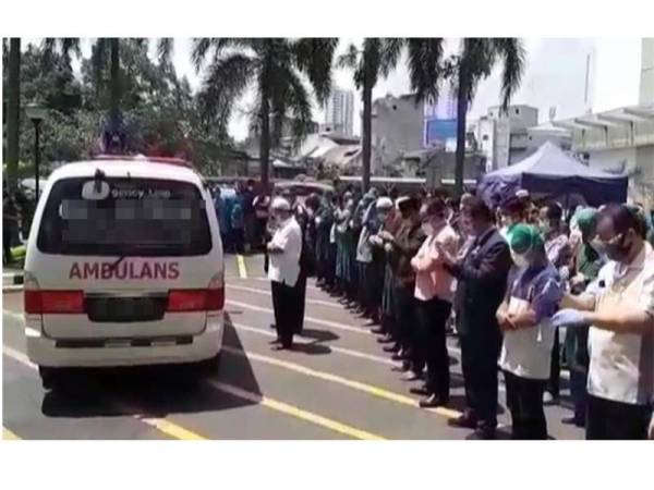 Tangkap layar video tular solat jenazah timbul tanda tanya warganet. - Foto Detik News