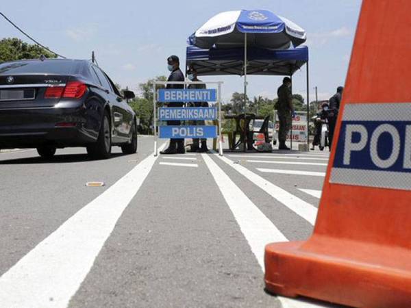 Polis melaksanakan sekatan jalan raya di lapan laluan utama berikutan pelaksanaan Perintah Kawalan Pergerakan Diperketatkan (PKPD) secara pentadbiran di empat mukim di negeri ini.