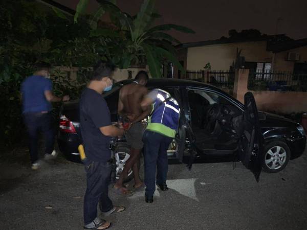 Polis merampas sebuah kereta Proton Saga susulan tumpasnya geng samun di Klang.