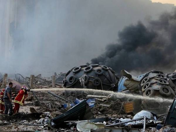 Seorang anggota bomba memadamkan api selepas berlaku letupan besar di Beirut semalam. - Foto AFP/STR