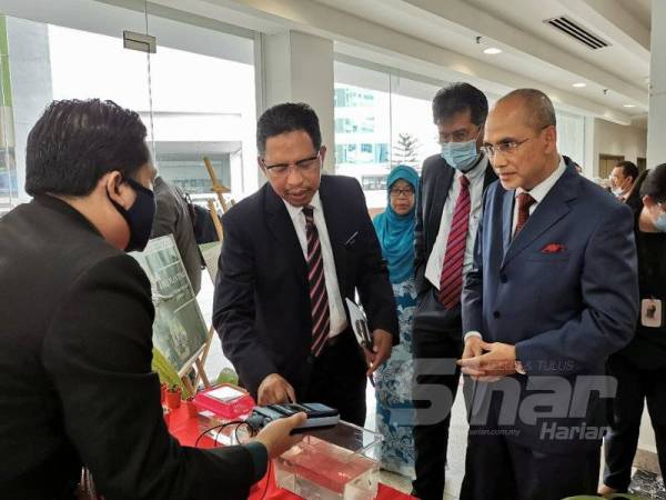 Zaini (dua,kiri) dan Mohd Shukri (kanan) melawat pameran selepas Majlis Menandatangani MoU antara MSU dan JPS di kampus MSU. hari ini. - Foto: MOHD IZARI ROSLI