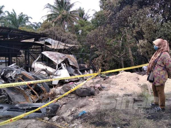 Nur Aziah sayu melihat keadaan rumah keluarganya yang musnah dalam kejadian semalam.
