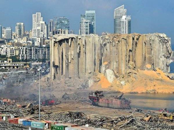 Kemusnahan termasuk runtuhan bangunan akibat letupan di Beirut semalam. - Foto EPA