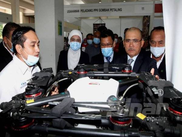 Ronald pada Majlis Sambutan 6 Ogos Hari Peladang, Penternak & Nelayan dan Penyerahan Peruntukan PRE di Menara LPP, hari ini. - Foto Asril Aswandi Abd Shukor