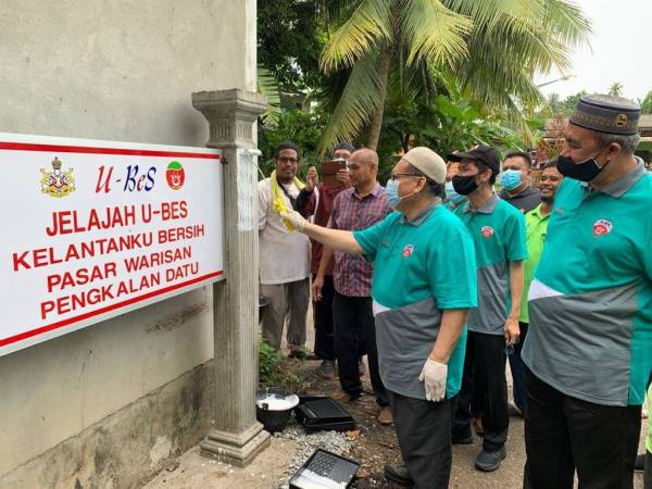 Mohd Amar mengecat tiang sempena Program Jelajah U-Bes Muafakat Kelantanku Bersih Dun Panchor di Pasar Warisan Pengkalan Datu di sini.