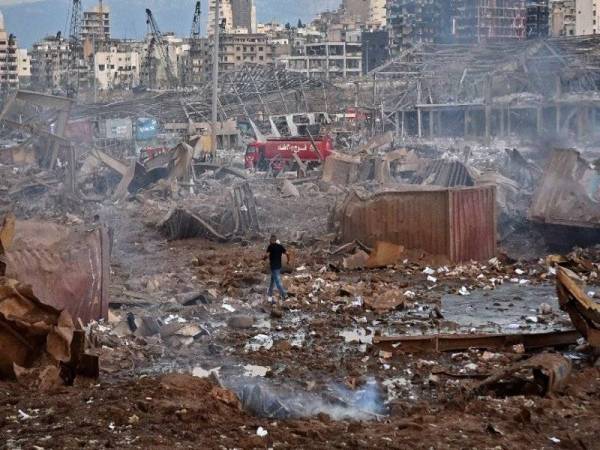 Kira-kira 300,000 orang hilang tempat tinggal berikutan dua letupan berlaku di Beirut pada Selasa lalu. - Foto AFP