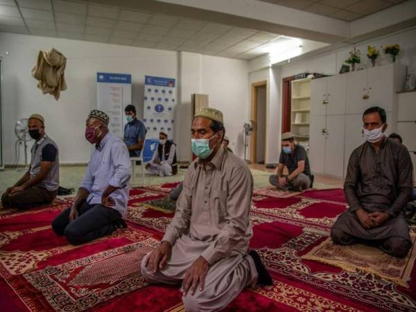 Gambar fail menunjukkan sejumlah penduduk Muslim bersolat di sebuah rumah ALLAH di Athens. - Foto AFP 