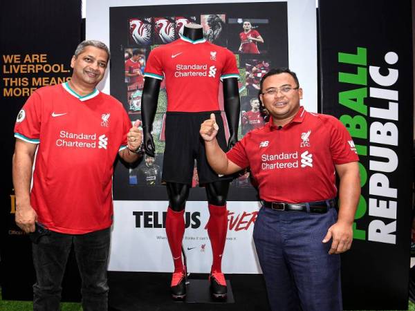 Amirudin bergambar kenangan bersama Ketua Pegawai Eksekutif Al-Ikhsan Sports Sdn Bhd, Vach Pillutla pada Majlis Pelancaran Jersi Pasukan Liverpool 2020/ 2021 keluaran Nike di Football Republic hari ini.- Foto Bernama