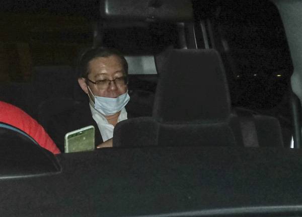 Lim Guan Eng tiba di Ibu Pejabat Suruhanjaya Pencegahan Rasuah (SPRM) malam ini dipercayai berkaitan siasatan kes projek terowong dasar laut di Pulau Pinang.  -Foto Bernama