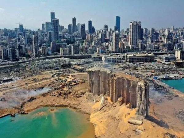 Gambar fail menunjukkan kemusnahan akibat dua letupan bom di pelabuhan Beirut pada Selasa lalu. - Foto AFP