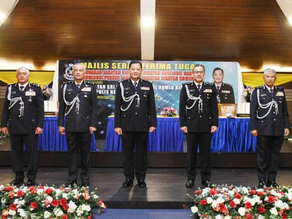 Abdul Hamid (tengah) bergambar selepas menyaksikan Majlis Serah Terima Tugas Pengarah Jabatan Siasatan Jenayah Komersial di Mess Kanan, Bukit Aman hari ini. - Foto Bernama