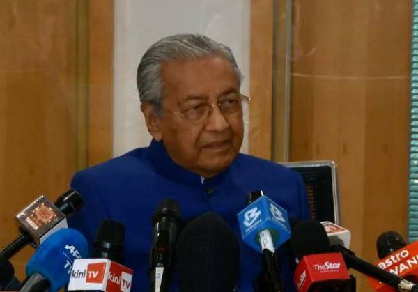 Sidang media Dr Mahathir di Yayasan Al Bukhary di sini sebentar tadi.