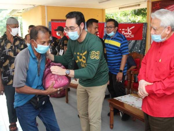 Wan Ahmad Fayhsal menyampaikan sumbangan kepada keluarga asnaf terpilih sempena Majlis Ramah Mesra Anak Jati Kelantan di sini hari ini.