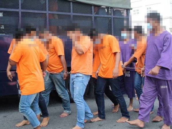 13 individu disyaki terlibat dalam pergaduhan dua kumpulan penarik kereta dibawa ke Kompleks Mahkamah di Tunjong hari ini.