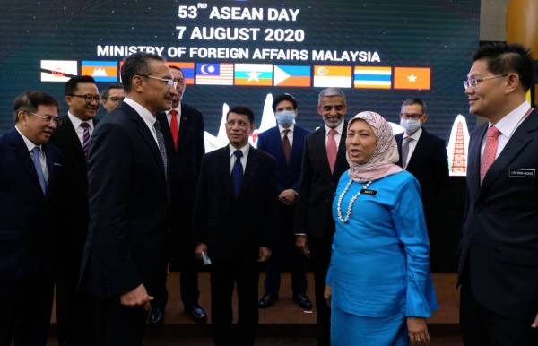 Hishammuddin (depan, kiri) beramah mesra bersama Duta-Duta Besar Negara ASEAN pada Majlis Sambutan Ulang Tahun ke-53 penubuhan ASEAN di Wisma Putra hari ini. -Foto Bernama