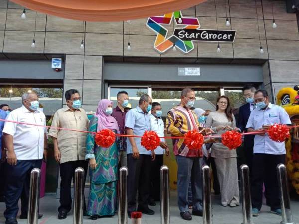 Wan Rosdy (tiga dari kanan) ketika menyempurnakan simbolik perasmian pembukaan Pasaraya Star Grocer di Jalan Air Putih, Kuantan.