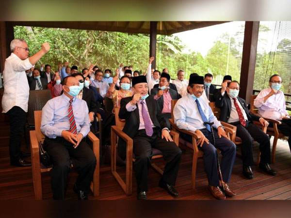 Bekas Ketua Menteri Sabah, Tan Sri Musa Aman (tiga dari kanan) bersama 32 ADUN Sabah yang menyokongnya pada sidang media khas di Kota Kinabalu pada 30 Julai lalu. Insiden lompat parti telah membawa kepada pembubaran DUN Sabah baru-baru ini.