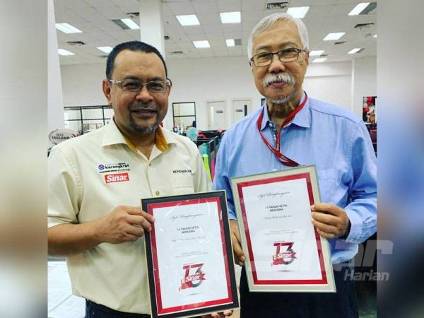 Pengarang Eksekutif (Cetak), Azmi Tarmizi (kiri) bersama Allahyarham Abd Jalil.