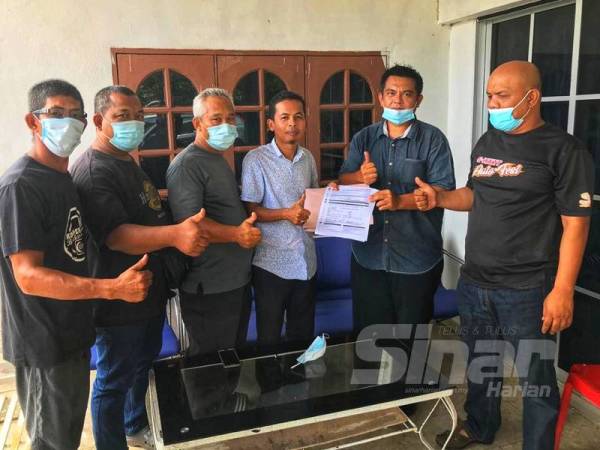 Mohamad Rafidee (tiga dari kanan) menerima borang yang diserahkan oleh Ketua PKR Cabang Kuala Krau, Mohamad Hafez Harun (dua dari kanan).