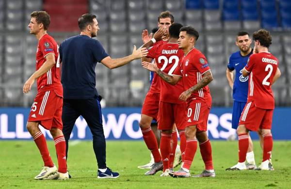 Lampard (dua kiri) mengucapkan tahniah kepada pemain Bayern Munich, Philippe Coutinho selepas perlawanan Liga Juara-Juara di Munich.