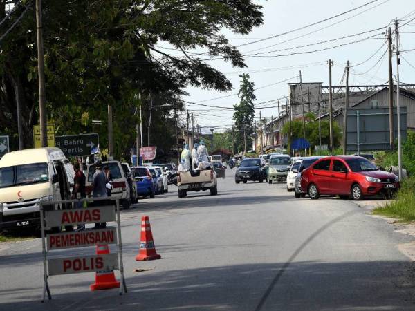 Suasana pekan Kuala Sanglang berikutan pelaksanaan PKPD Pentadbiran di daerah Sanglang bermula malam tadi. - Foto Bernama