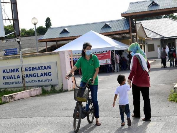 Penduduk setempat menjalani saringan covid-19 di Klinik Kesihatan Kuala Sanglang berikutan pelaksanaan Perintah Kawalan Pergerakan Diperketatkan Bersasar (TEMCO) di Daerah Sanglang.- Foto Bernama 