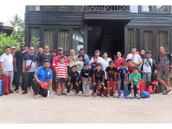 Pemilik TSS FC, Tengku Nana bersama sebahagian pemain dan ibu bapa masing-masing semasa percutian di Berjaya The Taaras Beach & Spa Resorts Pulau Redang Terengganu.