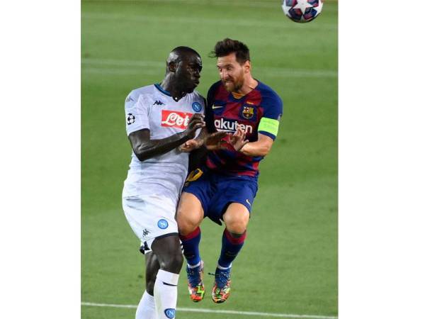 Koulibaly (kiri) ketika mengasak Messi pada aksi pusingan 16 Liga Juara-Juara di Camp Nou.