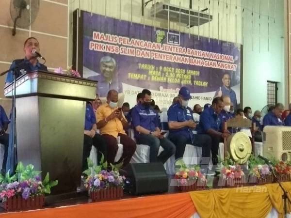 Saarani ketika berucap pada Majlis Pelancaran Jentera dan Penyerahan Bahagian Angkat PRK DUN Slim di Dewan Felda Jaya, Trolak di Tanjung Malim hari ini.