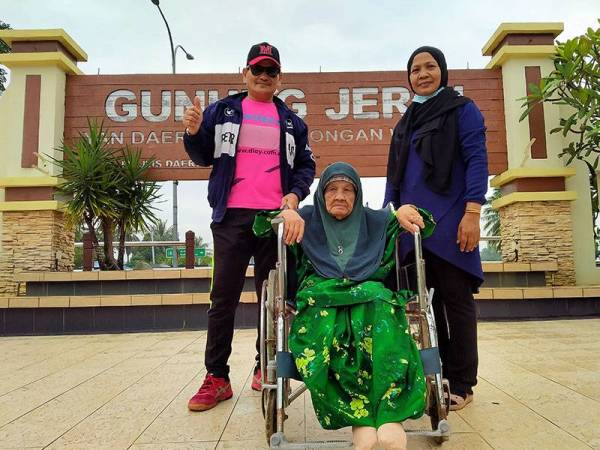 Kedua-dua beranak itu bergambar bersama salah seorang pendaki Gunung Jerai.