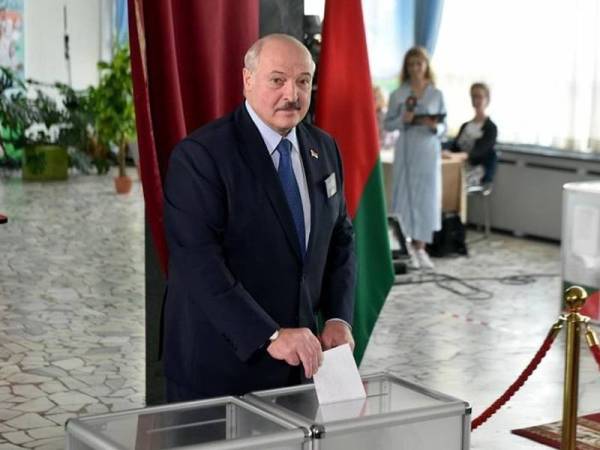 Alexander Lukashenko mengundi di sebuah pusat pengundian dalam pilihan raya presiden di Minsk pada 9 Ogos lalu. - Foto AFP