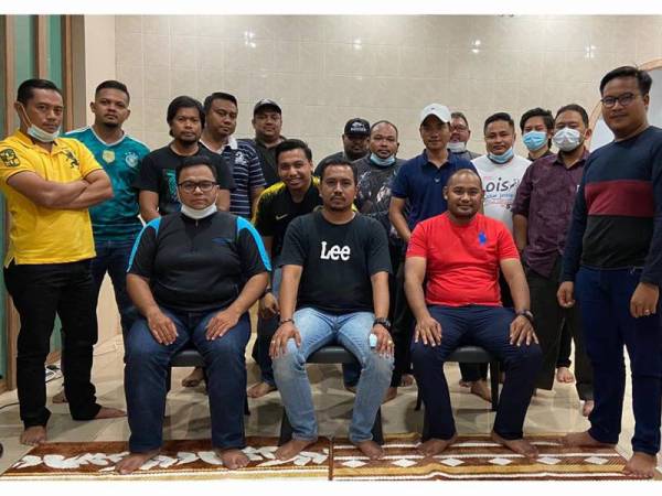 Riadilafan (duduk, tengah) bersama sebahagian daripada 40 ahli Armada Muar yang mengumumkan keluar parti berkuat kuasa serta-merta.