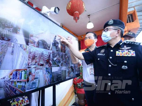 Mazlan merasmikan CCTV Pengecaman Wajah disaksikan KK Chai di Taman Desa Petaling, Kuala Lumpur hari ini. - Foto Rosli Talib