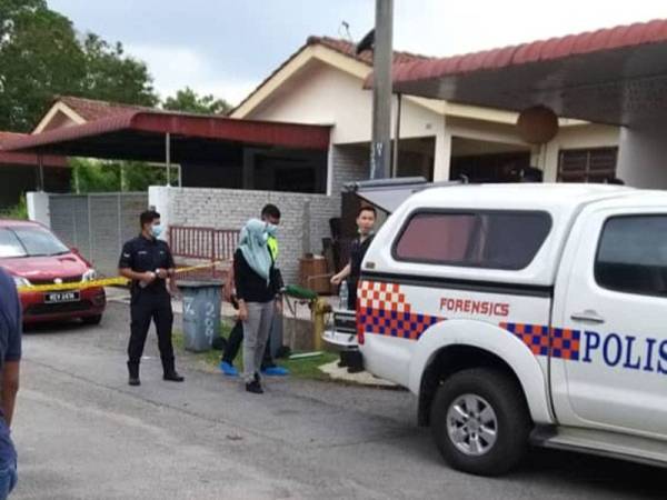 Pasukan forensik tiba di lokasi kejadian di sebuah rumah di Bandar Amanjaya Zon Anggerik, Sungai Petani hari ini.