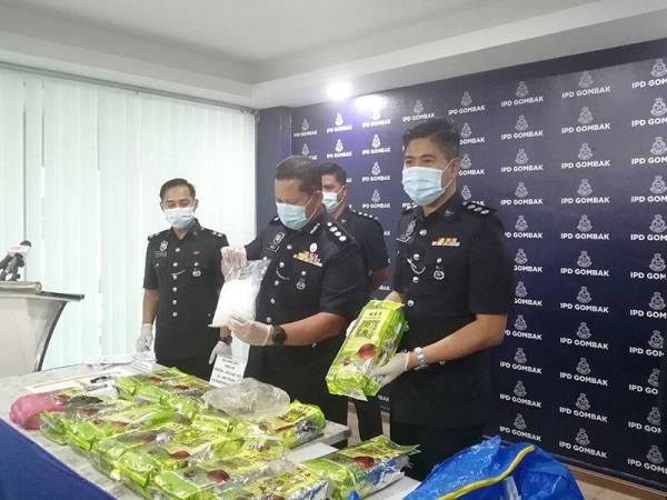 Arifai (tengah) pada sidang akhbar di IPD Gombak hari ini menunjukkan kandungan dadah yang dibungkus dalam peket teh.