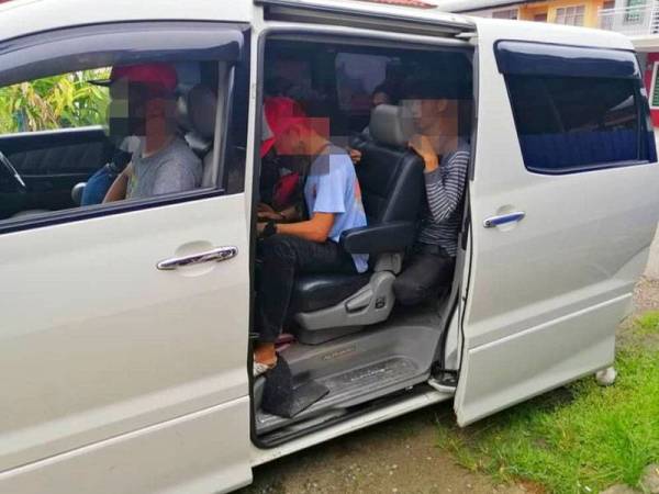 Kenderaan Toyota Alphard dipandu suspek yang ditahan kerana membawa sembilan PATI dalam kejadian di Rantau Panjang hari ini.